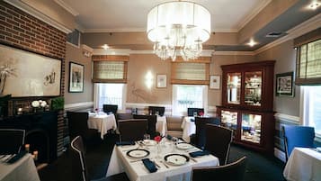 Menyajikan masakan Amerika