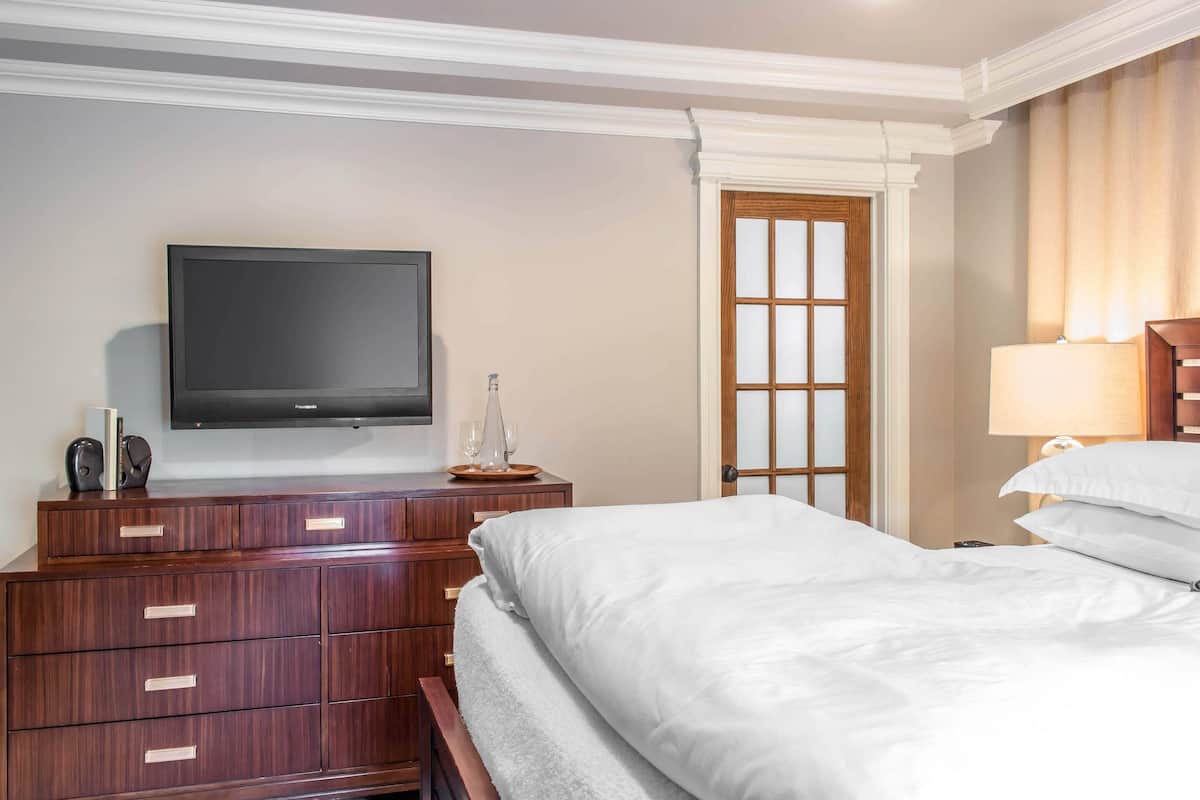 Superior Room, 1 King Bed, Non Smoking (Shower Only) | Frette Italian sheets, premium bedding, down comforters, pillowtop beds