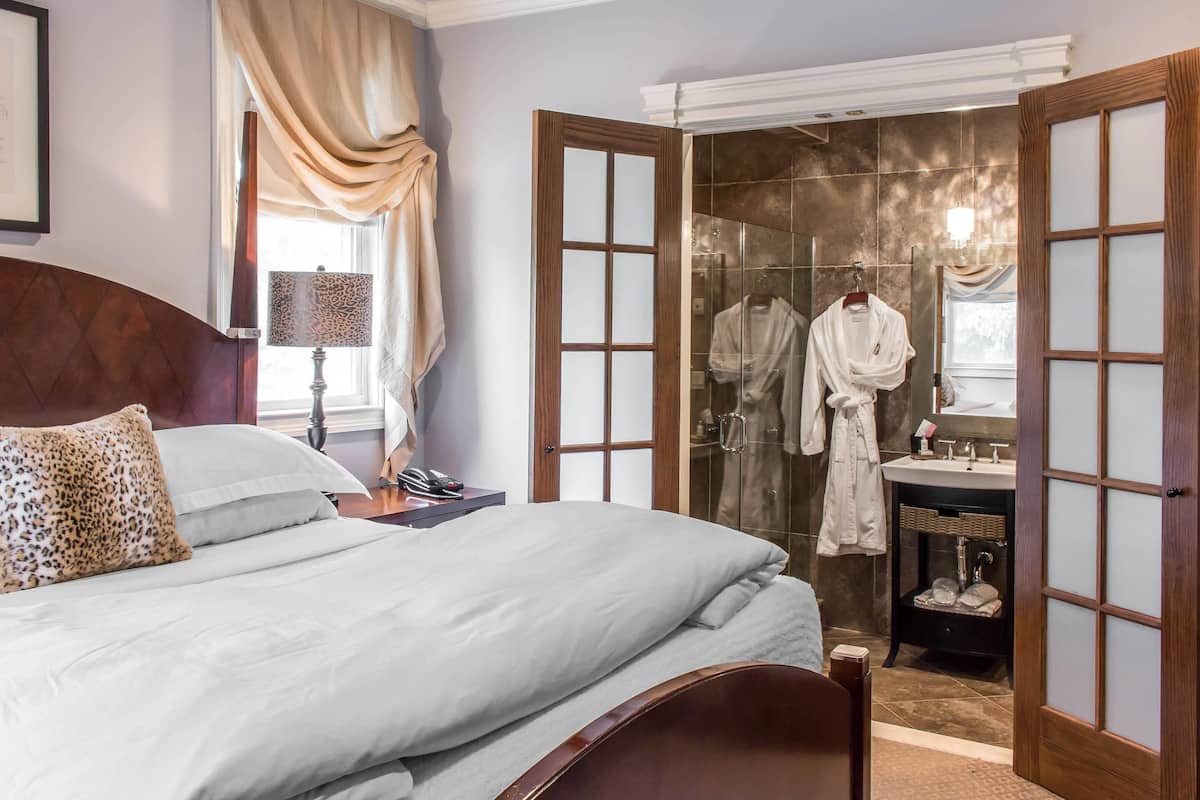 Deluxe Room, 1 King Bed, Non Smoking | Frette Italian sheets, premium bedding, down comforters, pillowtop beds