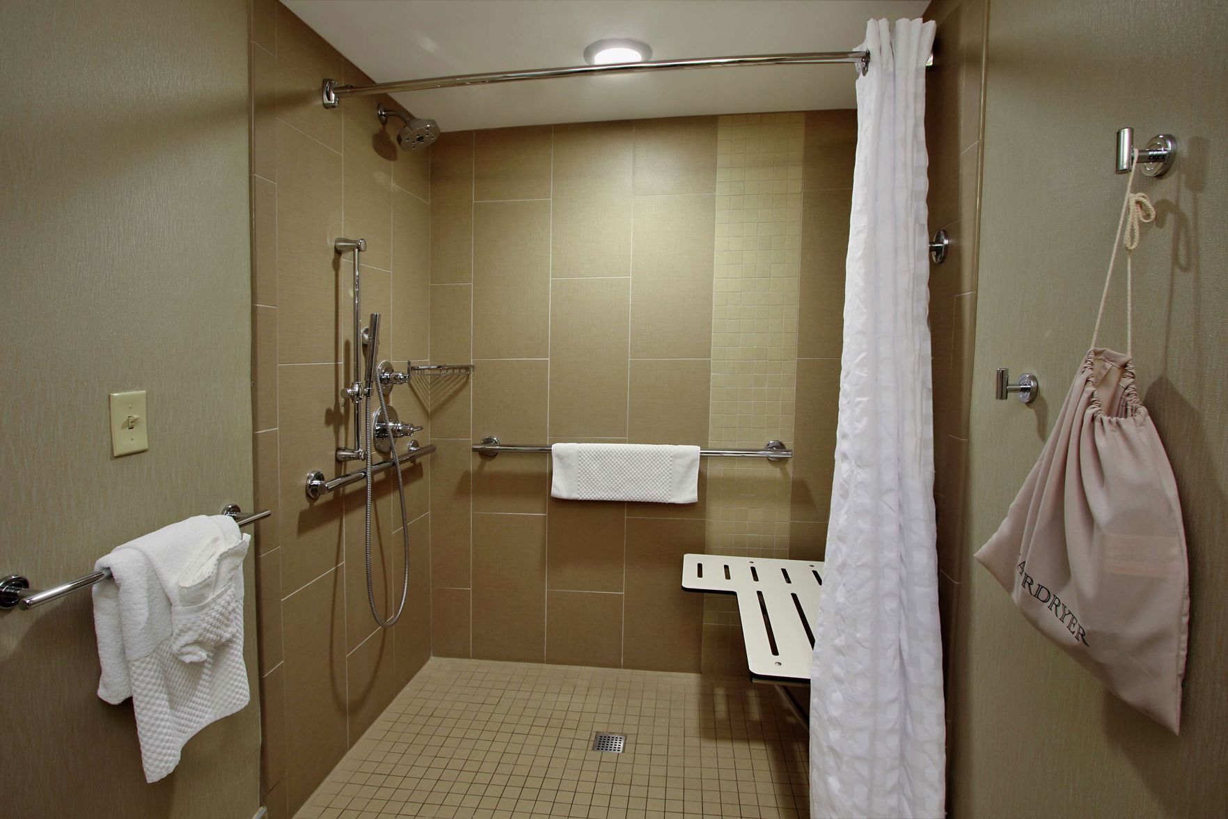 Badkamer | Een bad/douchecombinatie, gratis toiletartikelen, een haardroger