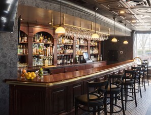 2 bars/lounges