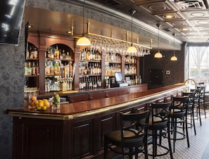 2 Bars/Lounges