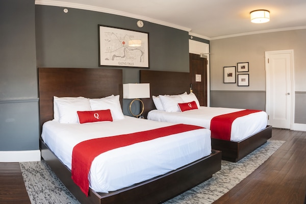 Habitación (Hotel Double Queen Bed) | Escritorio, cortinas opacas, tabla de planchar con plancha y wifi gratis