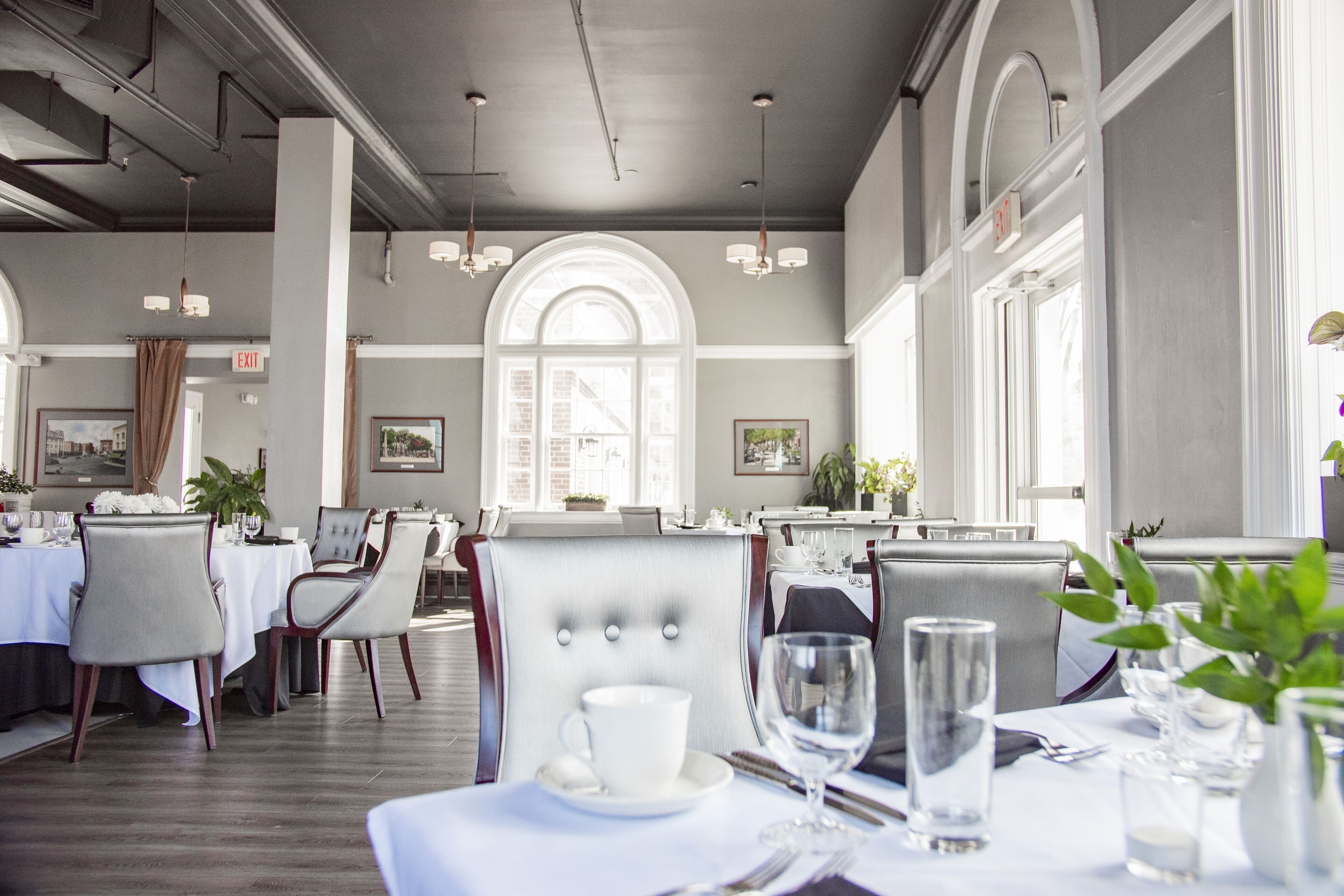 2 restaurants, breakfast, lunch, dinner served; american cuisine