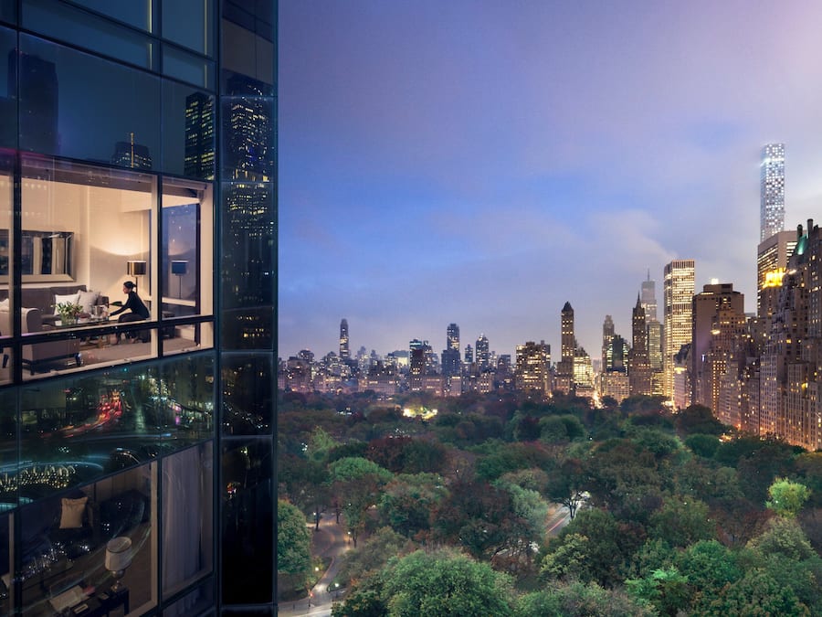 Un edificio de gran altura con vistas a un horizonte urbano y un parque en la parte inferior.