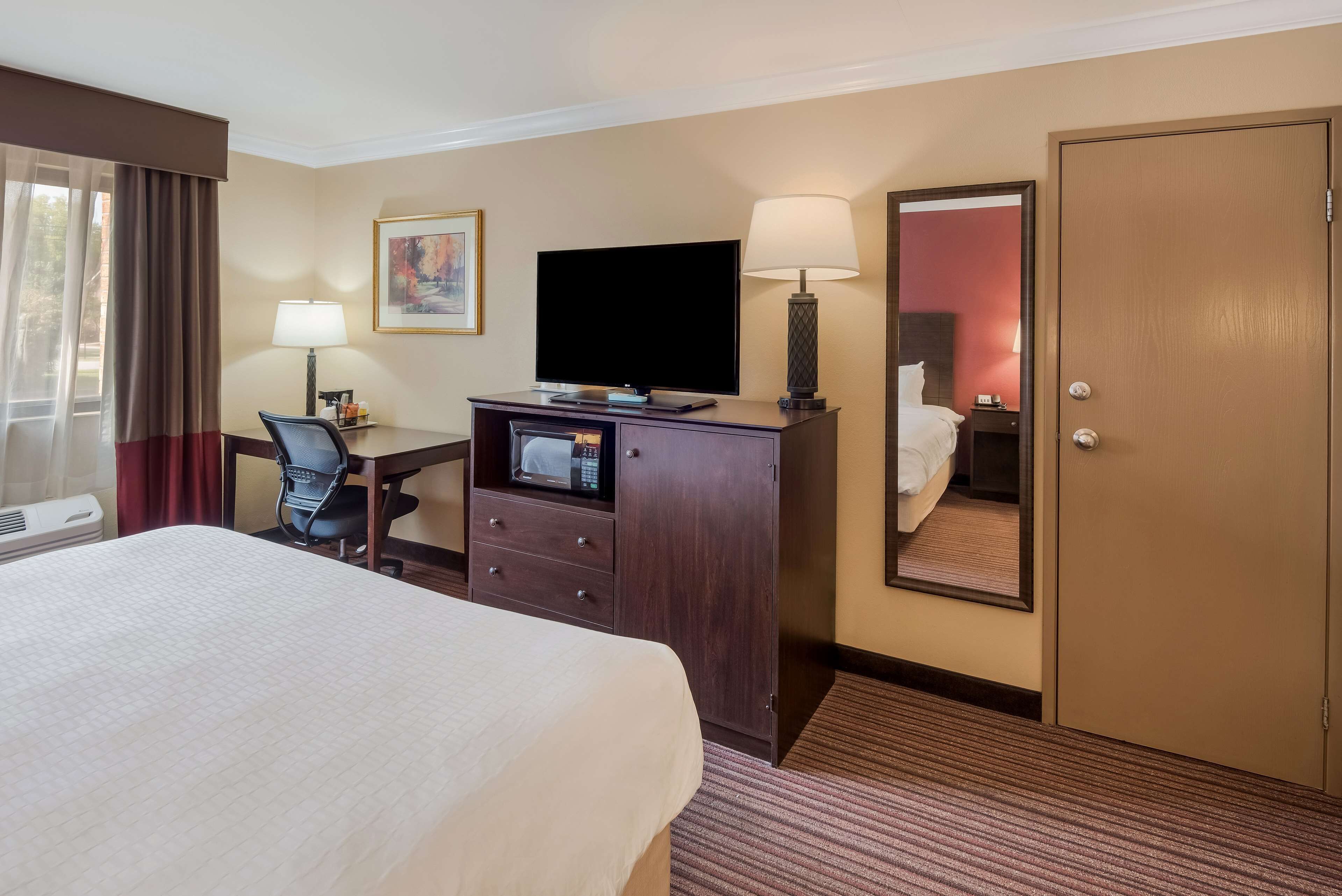 standard room, 1 king bed, non smoking, refrigerator & microwave | iron/ironing board, wifi, bed sheets