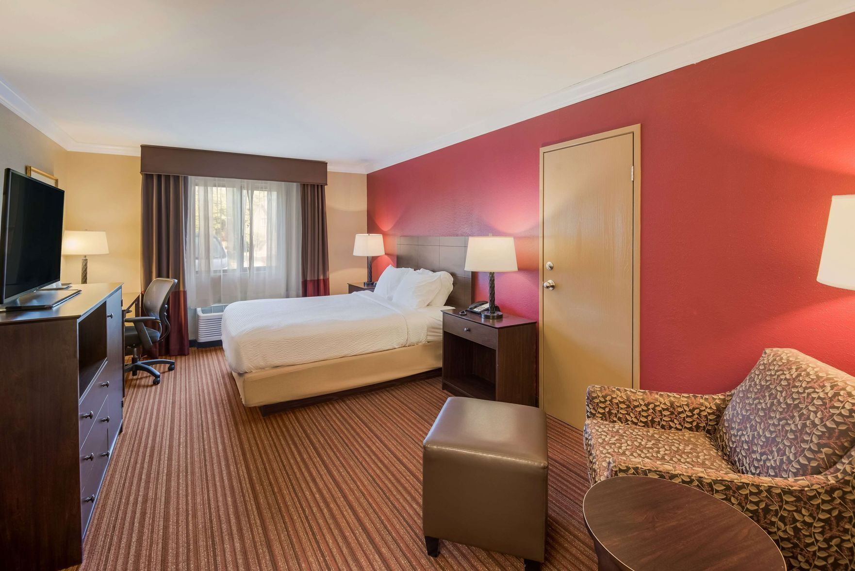 Tabla de planchar con plancha, wifi y ropa de cama 