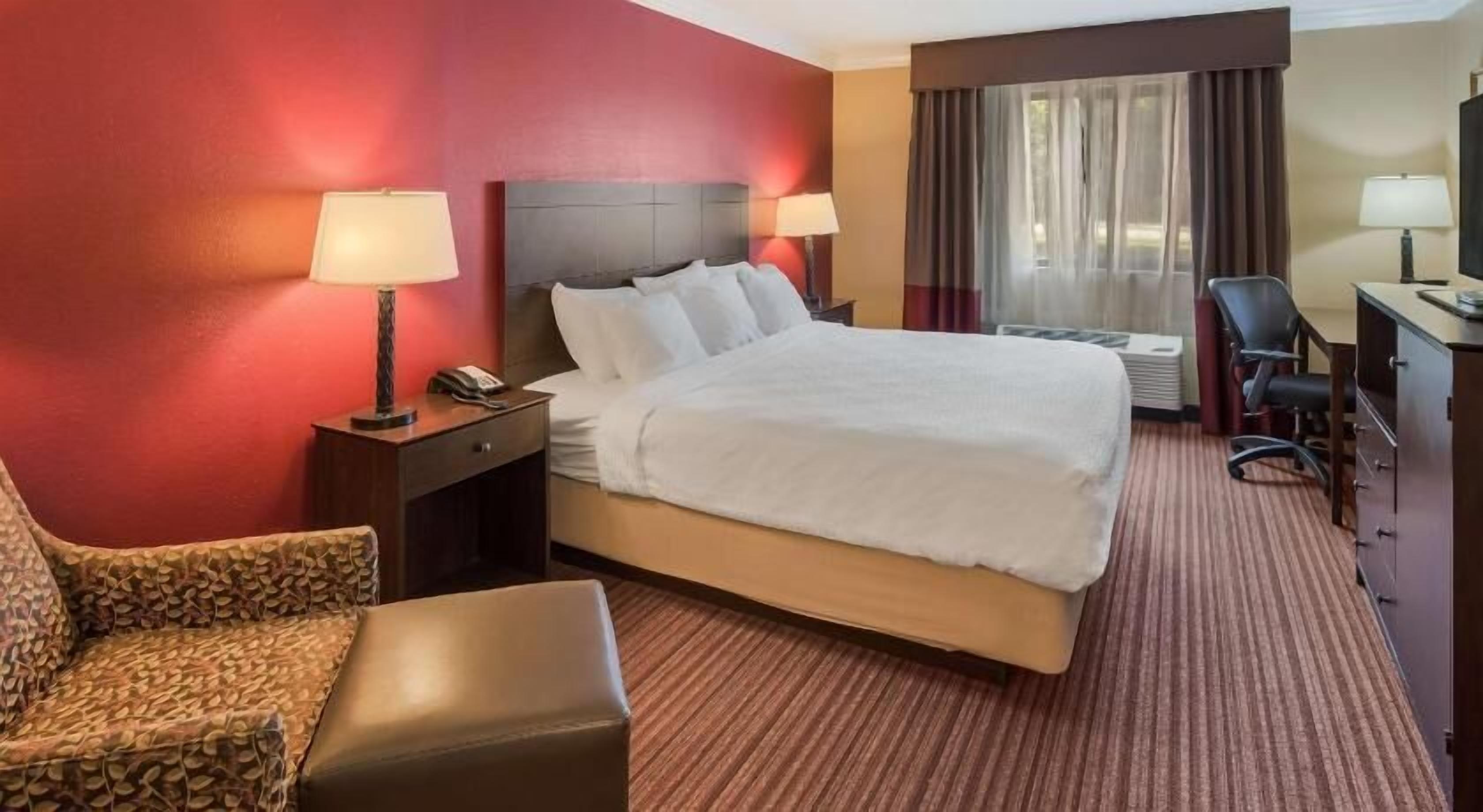 Tabla de planchar con plancha, wifi y ropa de cama 