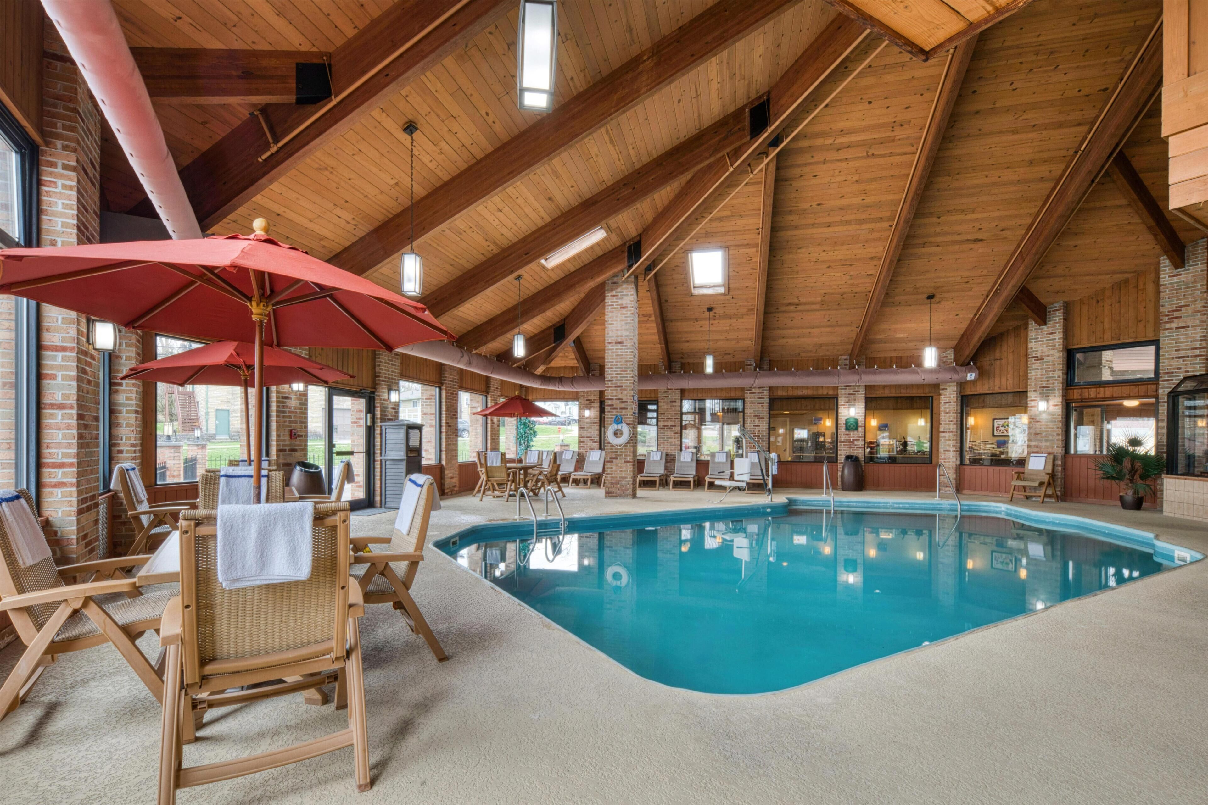 من حمّامات السباحة المغطاة، مظلات على حمّام السباحة، مقاعد للت شمس