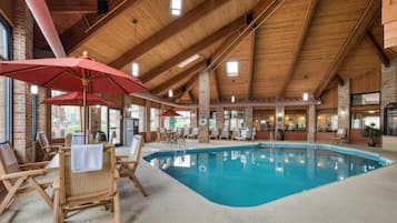 Piscina coberta (horari: 07:00-23:00), para-sols i gandules