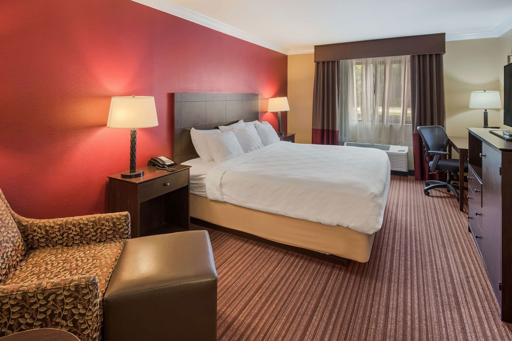 Tabla de planchar con plancha, wifi y ropa de cama 