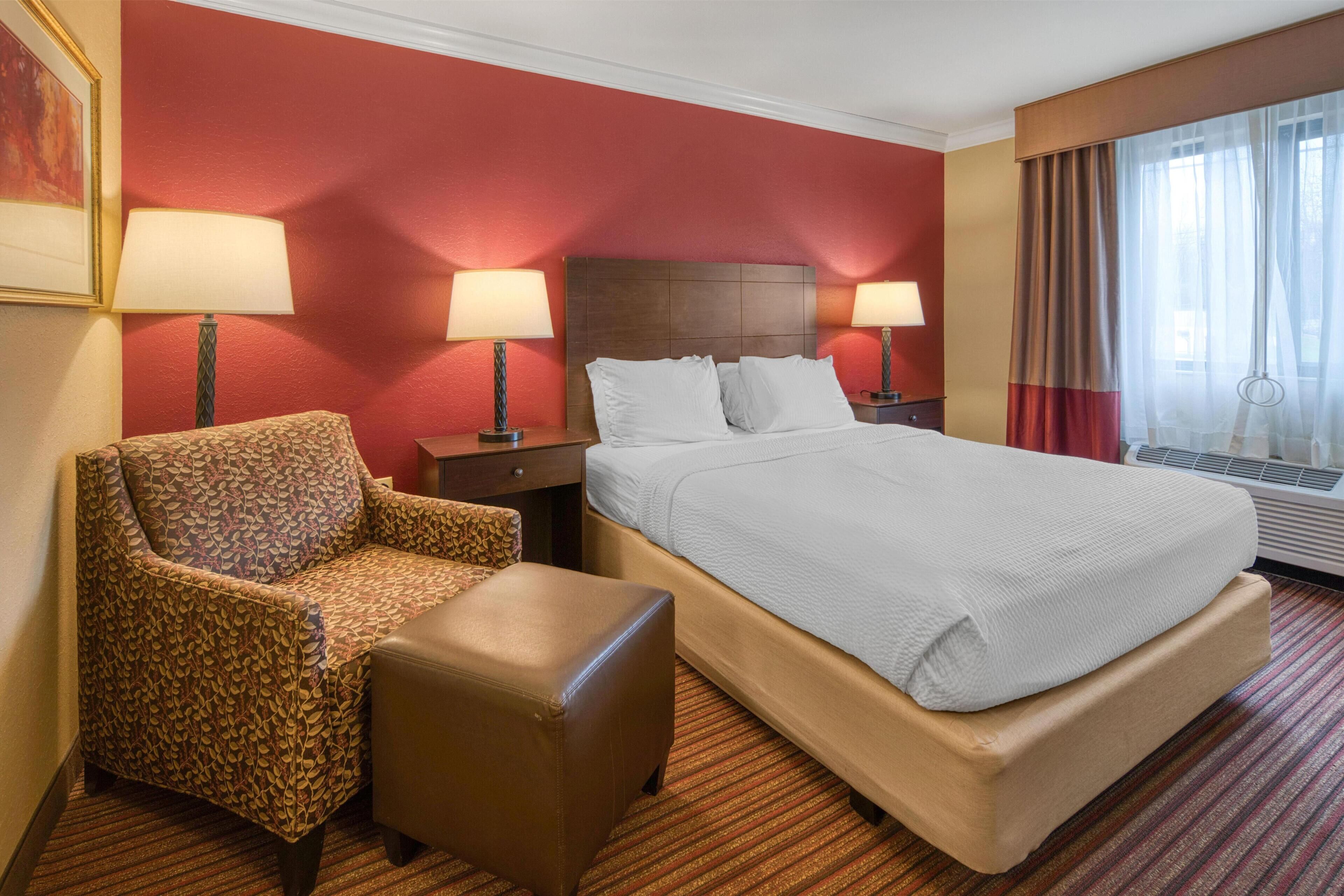 Standard Room, 1 Queen Bed, Accessible, Bathtub | Iron/ironing board, WiFi, bed sheets