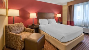 Tabla de planchar con plancha, wifi y ropa de cama