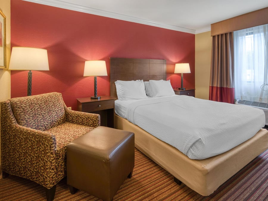 Standard Room, 1 Queen Bed, Accessible, Bathtub | Iron/ironing board, WiFi, bed sheets