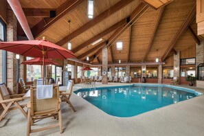 من حمّامات السباحة المغطاة، مظلات على حمّام السباحة، مقاعد للتشمس