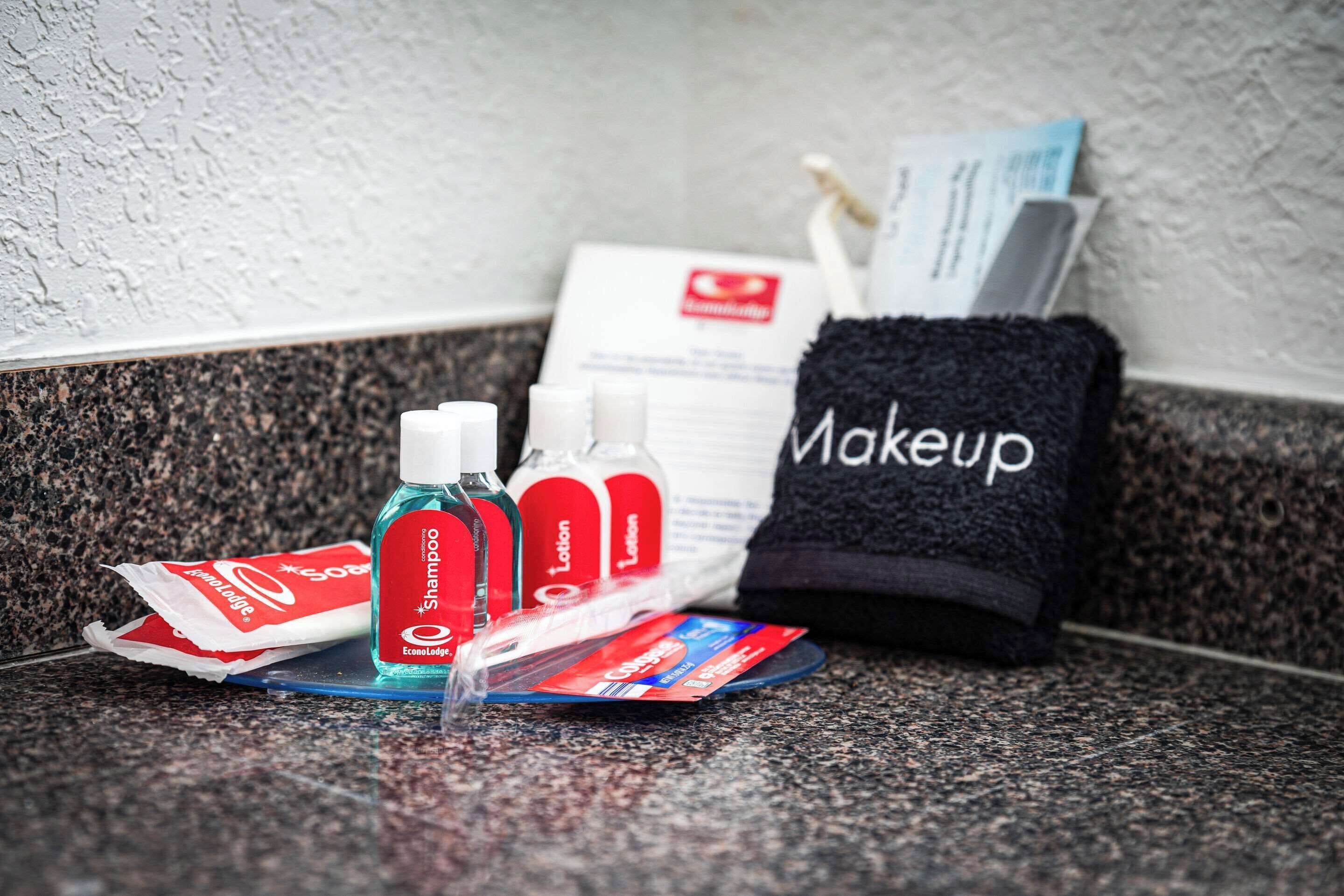 Kosmetika auf einer Granit-Arbeitsplatte, darunter Shampoo, Lotion und Make-up.