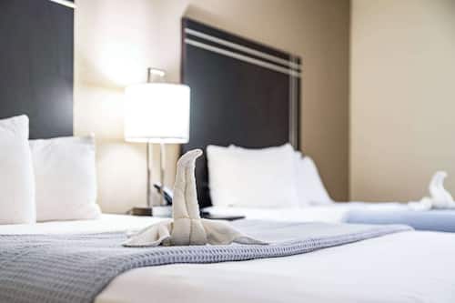 Standaard kamer, 2 queensize bedden, niet-roken | Een bureau, een laptopwerkplek, verduisterende gordijnen
