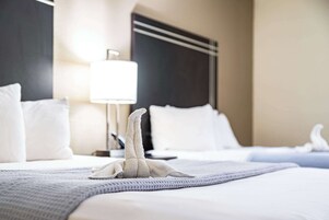 Escritorio, espacio para trabajar con laptop y cortinas blackout 