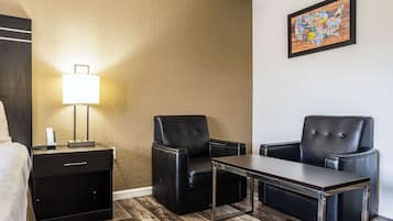 デスク、ノートパソコン用作業スペース、遮光カーテン、アイロン / アイロン台