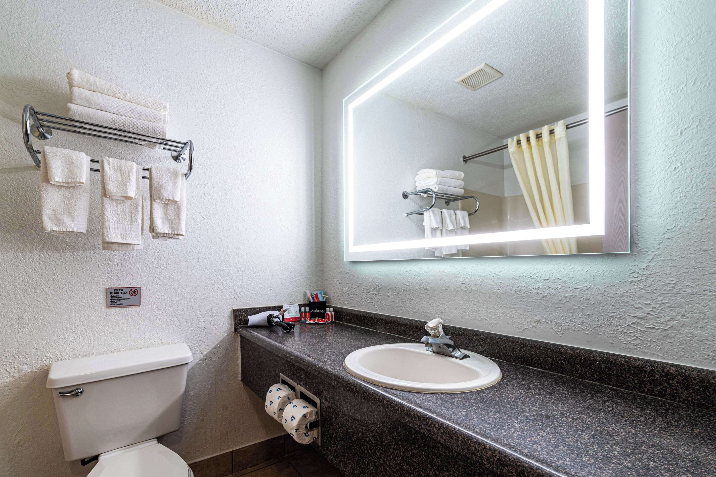 Escritorio, espacio para trabajar con laptop y cortinas blackout 