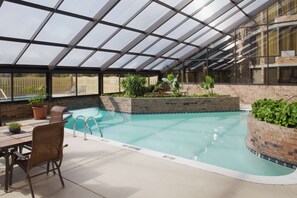 Kolam renang indoor dan kolam renang outdoor, dengan kursi berjemur