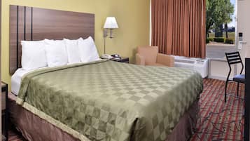 Escritorio, tabla de planchar con plancha, wifi gratis y despertador