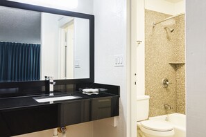 Bañera, secador de pelo y toallas