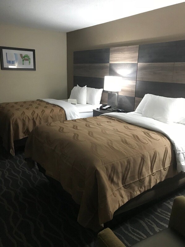 Cortinas opacas, wifi gratis, ropa de cama