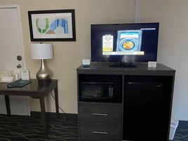 遮光窗帘、免费 WiFi、床单