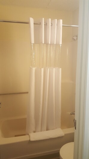 Chambre Standard, 1 grand lit, non-fumeurs | Salle de bain