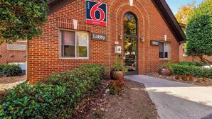 Unclassified image, 4 of 42, button - Studio 6 Suites Charlotte, NC - Tyvola Rd/Executive Park (Charlotte)