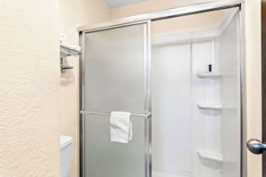 Combined shower/tub, free toiletries, hair dryer, towels