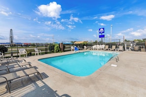 Piscine extérieure en saison