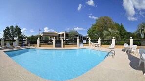 Piscine extérieure en saison, parasols