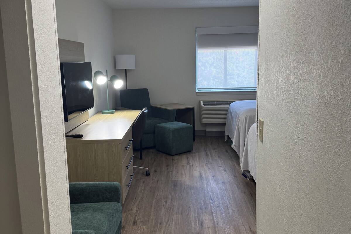 Escritorio, tabla de planchar con plancha y wifi gratis