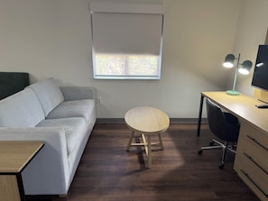 Escritorio, tabla de planchar con plancha y wifi gratis 