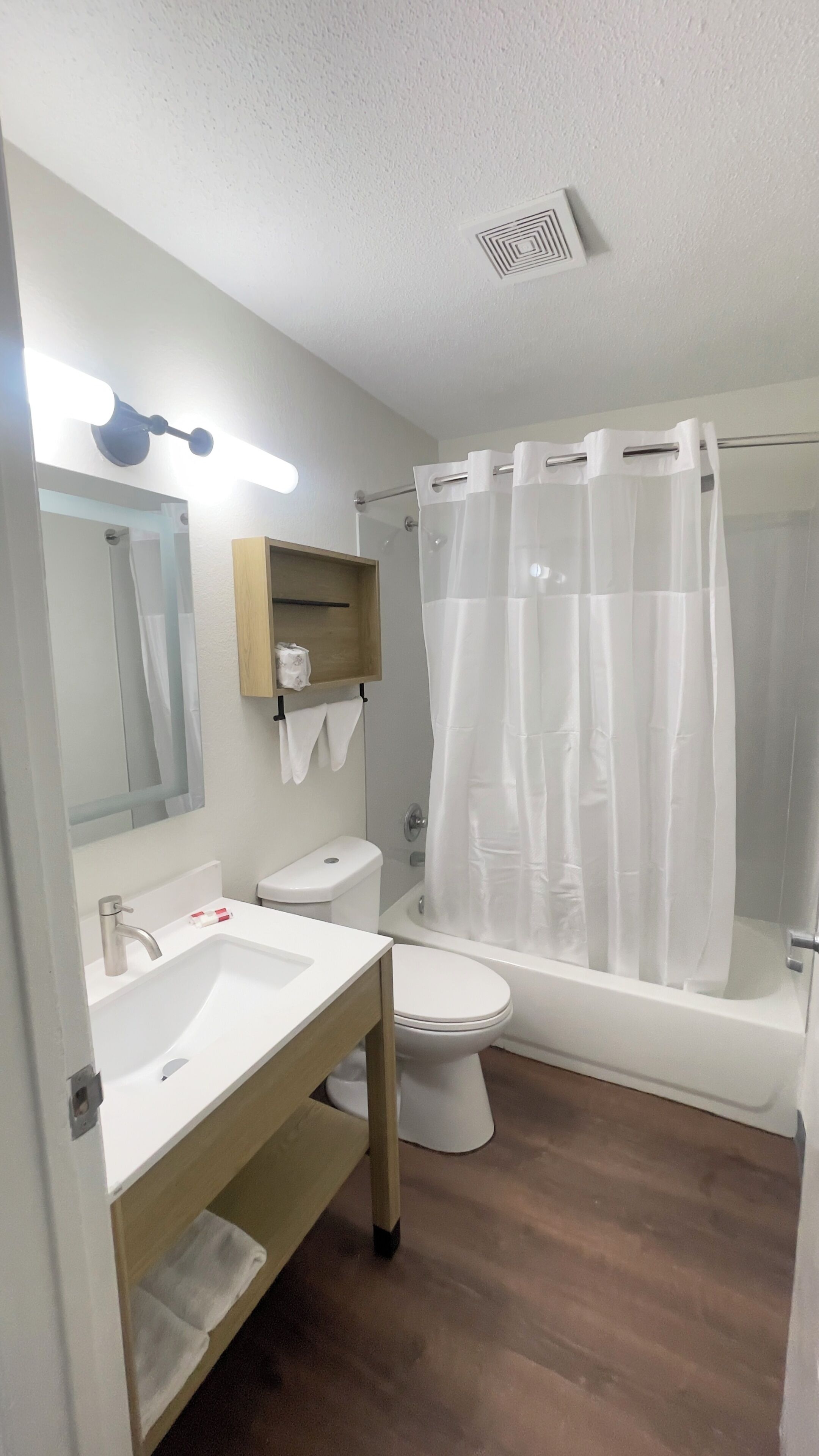 Combined shower/bathtub, free toiletries, hair dryer, towels