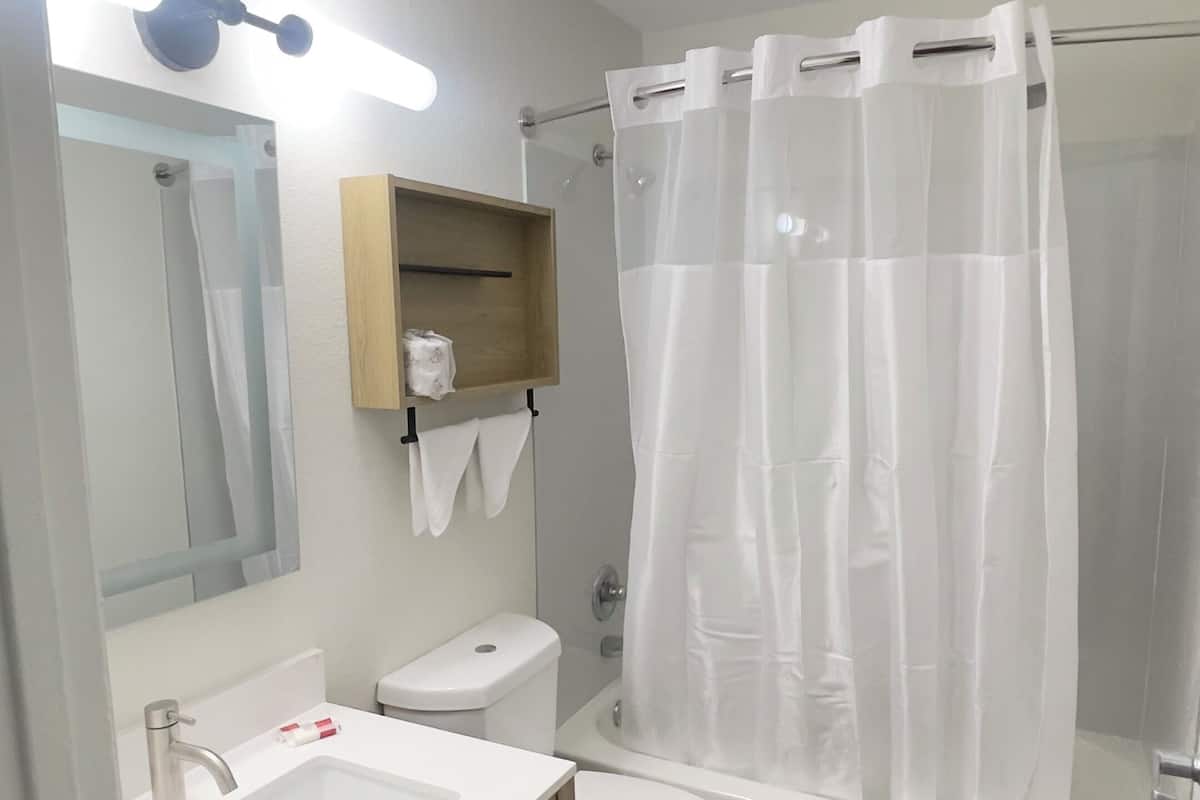 Combined shower/tub, free toiletries, hair dryer, towels