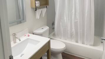 Combined shower/bathtub, free toiletries, hair dryer, towels