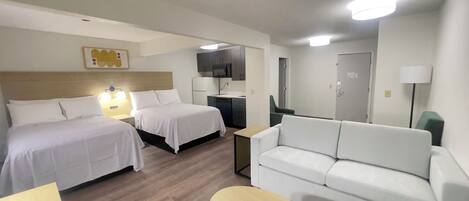 Suíte, 1 quarto (2 Double Beds with Sofabed) | Escrivaninha, ferros/tábuas de passar roupa, Wi-Fi de cortesia