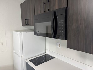 Een bureau, een strijkplank/strijkijzer, gratis wifi