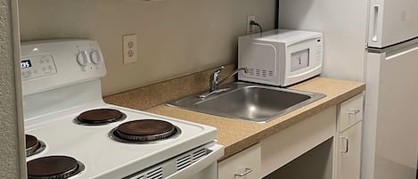 Réfrigérateur, micro-ondes, plaque de cuisson, cafetière/bouilloire