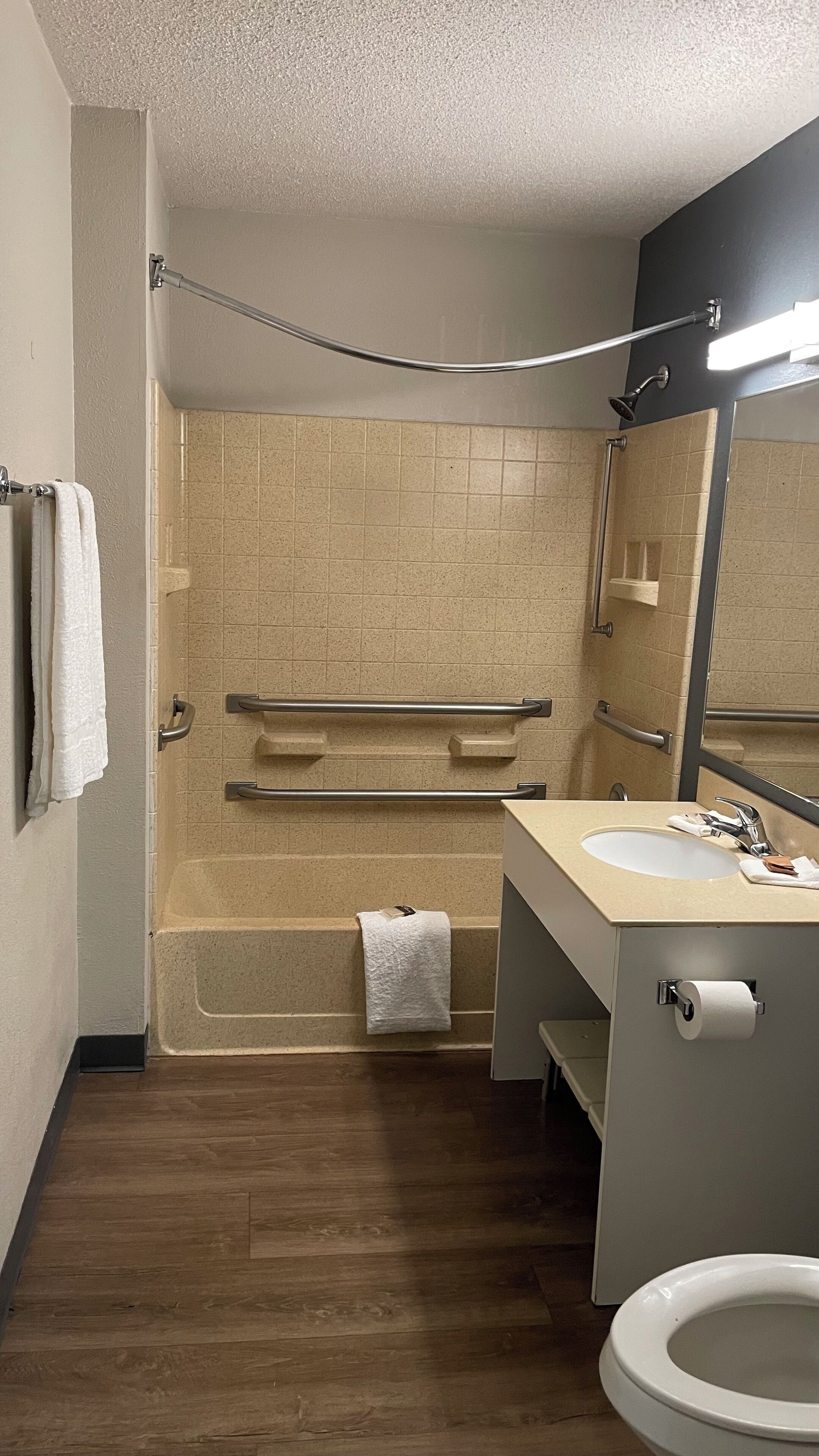 Chuveiro/banheira combinados, produtos de toalete grátis