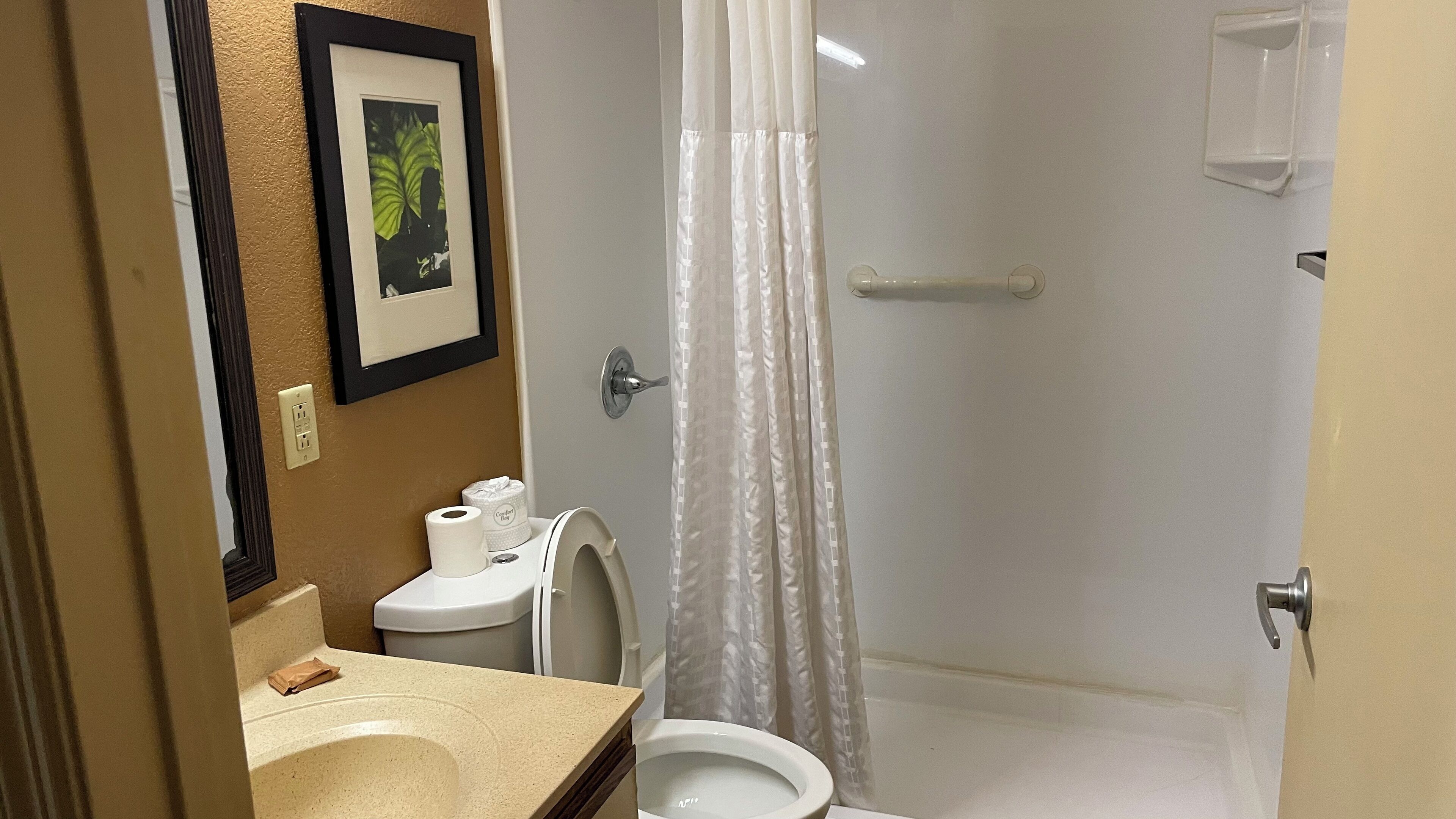 Combined shower/bathtub, free toiletries, hair dryer, towels