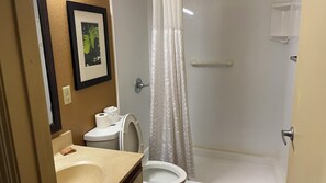 Combined shower/bathtub, free toiletries, hair dryer, towels - Sonesta Simply Suites Memphis (Memphis)