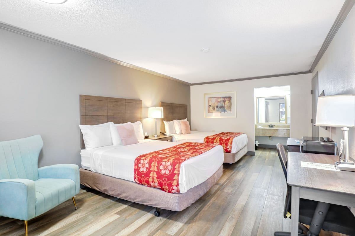 Chambre Standard, 2 grands lits, non-fumeur | Bureau, fer et planche à repasser, lit de bébé (gratuit)
