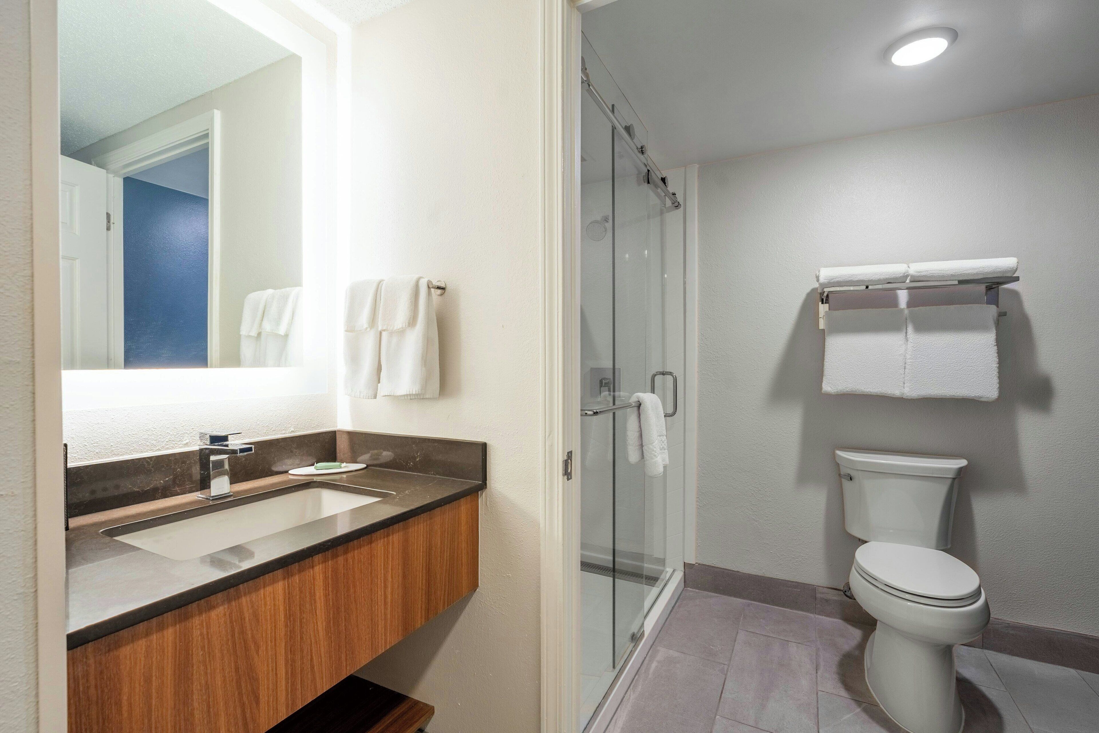 Combined shower/bathtub, free toiletries, hair dryer, towels