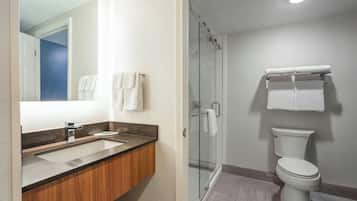 Combined shower/bathtub, free toiletries, hair dryer, towels