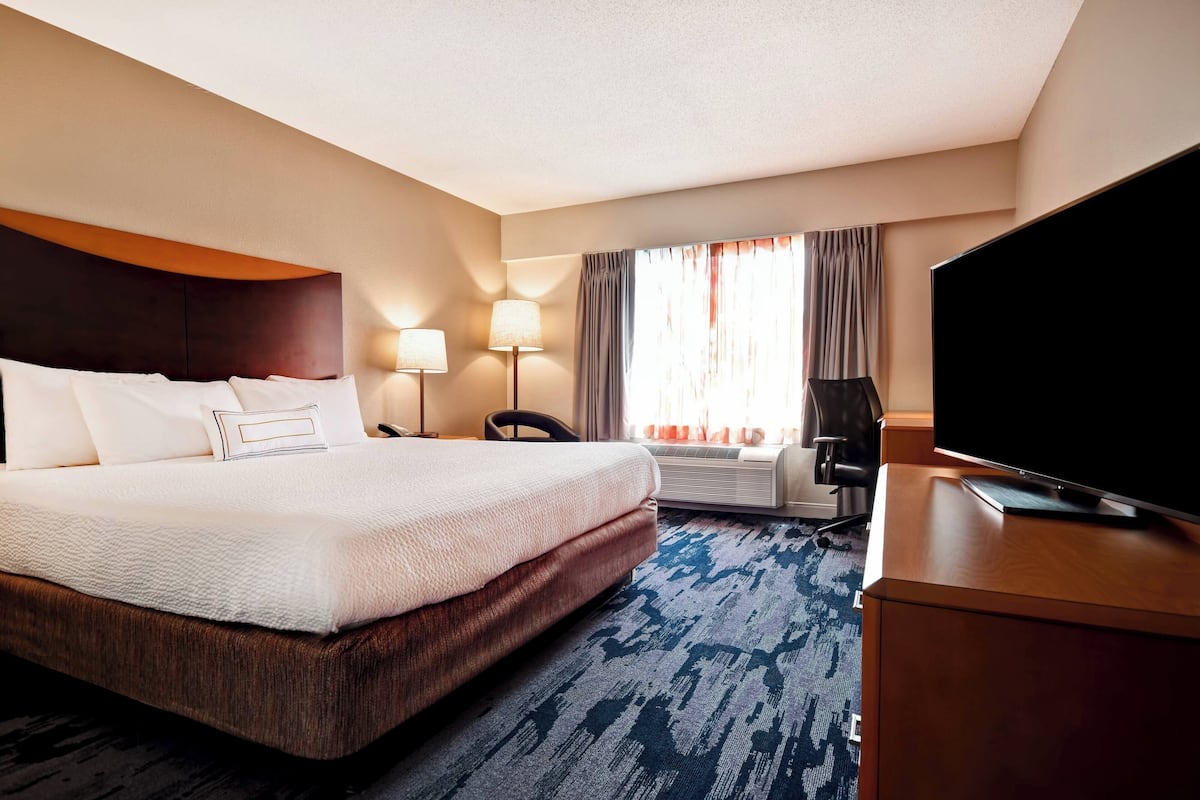 Egyptian cotton sheets, premium bedding, down comforters, in-room safe