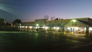 Un motel comprenant plusieurs chambres, un parking et une station-service.